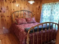 Vintage 1920s Speakeasy Cabin Overlooking the Sandy Shores of Swan Lake! イタスカのホテル
