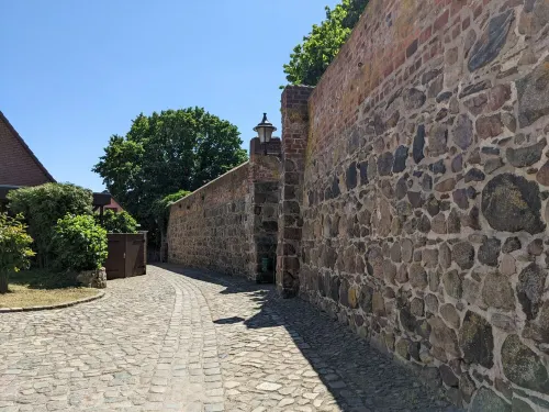 Quietly located holiday home with a natural garden, 500m from the lake and the forest Hotels in Templin