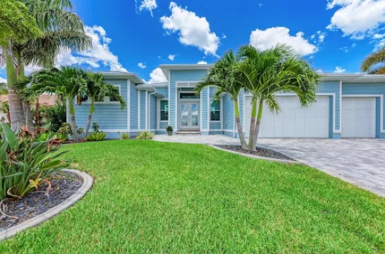 Luxury Waterfront Home with Heated Pool & Hot Tub – Punta Gorda