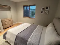Newly Renovated Sleeps 13 Large Private Lake Michigan Beach- new dates available Hotel a Emmet County