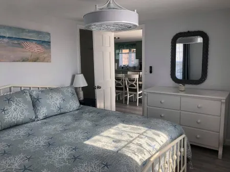 Steps to Beach Entrance #7, 1st floor, 2 Bedrooms, King Bed, Private deck/grill Отели рядом с достопримечательностью «Pines Camping Area»