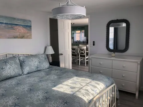 Steps to Beach Entrance #7, 1st floor, 2 Bedrooms, King Bed, Private deck/grill