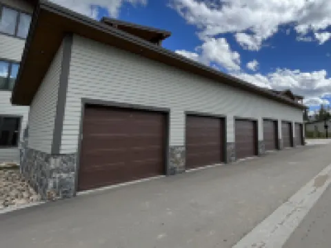 Bonus Bunk Room!  Private Hot Tub and Walkable to Restaurants and Brewery! フレイザーのホテル