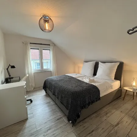 BlackNCozy - Design apartment with box-spring bed and balcony