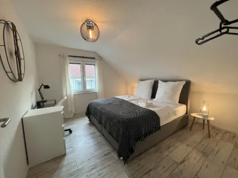 BlackNCozy - Design apartment with box-spring bed and balcony