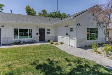 Lux Pool Oasis, 3BR,Chic Kitchen Отели в г. Конкорд