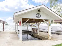 Indian Lake Waterfront Home & Boathouse - Boat Rental Available - Sleeps 16 Hotels in Stokes Township