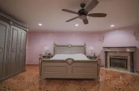 Luxury Home with Sauna, Hot Tubs, Game Room, Short Walk to Lake, King Beds