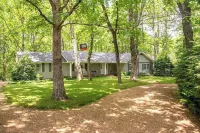11 Bdrm ~🏠🏡1 Story- 35ppl! 2 HOUSES RETREATS, FIRETABLE🔥Lkt Mtn 6acre Hotels near Rock City Gardens