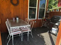 Doc's Lake house 1st floor, 2 bedroom apartment アディソンのホテル