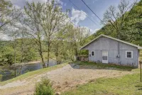 Cozy Riverfront Cabin Hotels near Goose Creek Farm , LLC