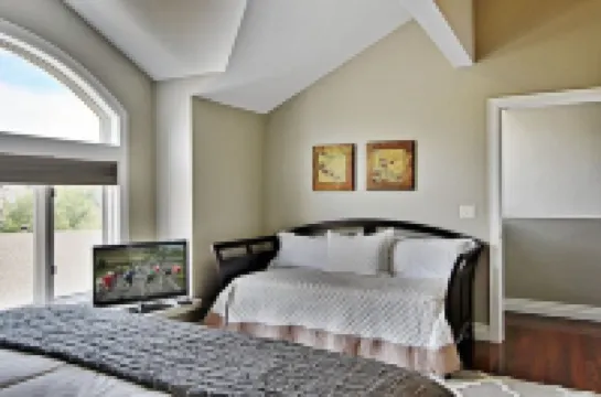 3 King Bedrooms! Hot Tub, Massage Chair, Free Bus Route, Walk to Slopes/Main St.