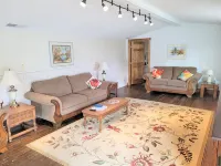 Historic Hardware Inn with River Views: Ely Suite