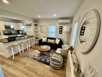 Entire cottage, walk to/from ferry & downtown, newly renovated, parking on site