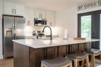 Clark Cottage - With Golf Cart! 1 mile ride to the beach & Dtown Ocean Springs!