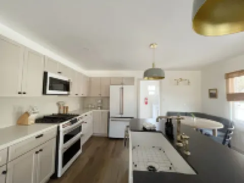 BEAUTIFUL, REMODELED HOME WITH EASY ACCESS TO LAKE AND RIVER - PET FRIENDLY