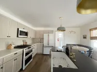 BEAUTIFUL, REMODELED HOME WITH EASY ACCESS TO LAKE AND RIVER - PET FRIENDLY Hotels in Kernville