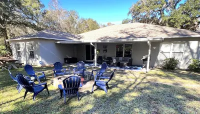 LARGE MODERN 4 BEDROOM HOME. VERY PRIVATE w HOT TUB & 3 acres! Withlacoochee Bay Trail. 10201 N Suncoast Blvd Crystal附近的飯店