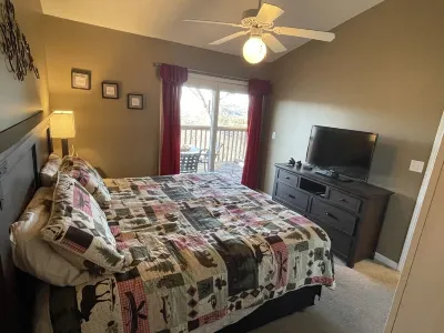 Cozy condo, 2 mi to SDCity, 2 pools, fishing lake