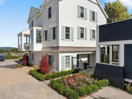 Welcoming! Professionally Decorated with Panoramic Lake Views. One of a kind! Отели в г. Петоски