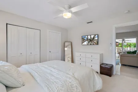 Luxurious Pool Home Central to Everything!