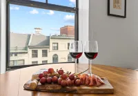 Gem on Congress - King Bed, Free Parking, Dog & Family Friendly, Modern Condo