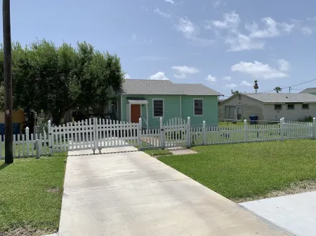 Cute "Little Rose Cottage" is walking distance to downtown Rockport Отели рядом с достопримечательностью «Парк Рокпорт Бич»