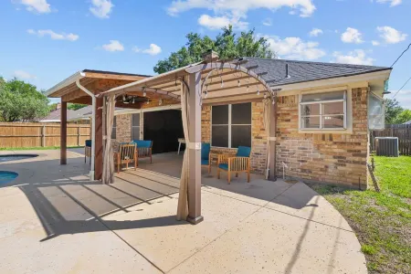 Keller's Charm by Bear Creek Park - Pool, Fire Pit, 4Br Отели в г. Келлер