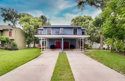 Huge Home, Walk to Downtown Deland! Close to Speedways, SkyDive, Athens Theatre Walmart Supercenter附近的飯店