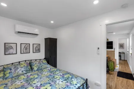 Cozy Cabin in the woods! Queen bed, quiet, peaceful, secluded getaway. Отели в г. Хант