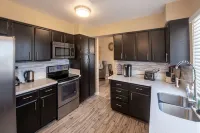 Sleeps 10! Entire House, Pool, close to strip