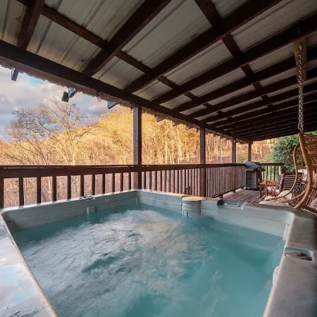 NEW Stylish Log Cabin w/Hot Tub, Views, Firepit in the Nantahala Forest!