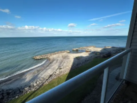 Premier 2 br/3ba Lakefront condo Sleeps 4  Also has Lakeview from Master Bedroom