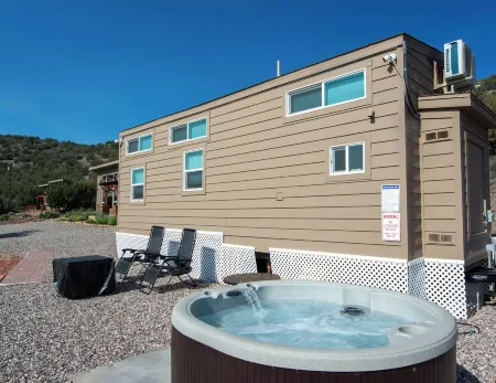 Stargazer Loft, Hot Tub, Pool, King Bed, Views, and Easy Access to Sedona! Отели рядом с достопримечательностью «Хорсин Араунд Адвенчерс Седона»