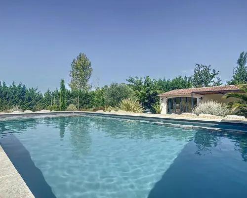 Gite au Calme Avec Piscine Hotels in Noves