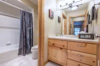 Yellowstone & Grand Teton Parks!3 Community Hot Tubs! Updated, Stocked & Clean!