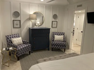 PRIME LOCATION! Beach 2 min walk / Village 5 min walk. New STUNNING Interior!