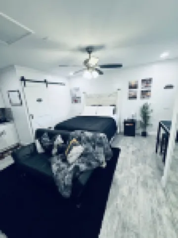 Cozy Guest Suite Studio with Private Entrance. Minutes away from hospitals