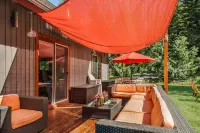 Mt Baker "Eh" Frame! 6 Person Hot Tub! 3Bd2BTH! Wifi! King Bed! EV Charger!