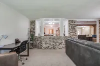 Spacious & Cozy Retreat Near OU – Perfect for Your Stay in Norman