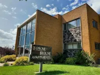 Clean, spacious, tastefully decorated 3 bedroom 2 bathroom Luxury Penthouse Apt Hotels in Escanaba