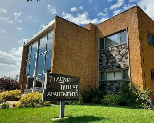 Clean, spacious, tastefully decorated 3 bedroom 2 bathroom Luxury Penthouse Apt Hotels in Escanaba