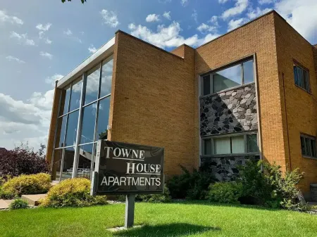 Clean, spacious, tastefully decorated 3 bedroom 2 bathroom Luxury Penthouse Apt