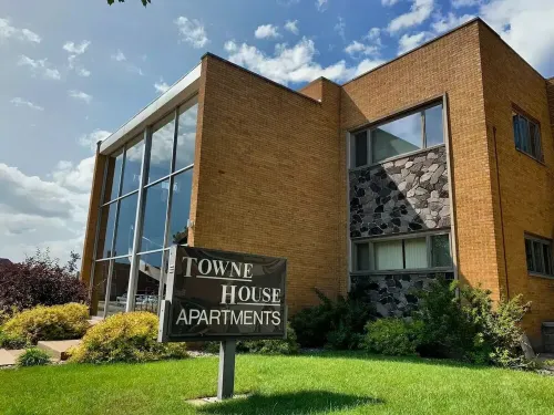 Clean, spacious, tastefully decorated 3 bedroom 2 bathroom Luxury Penthouse Apt