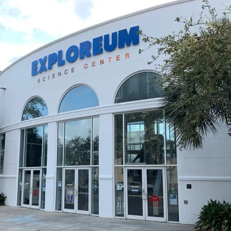 Heart of Downtown w Balcony by Dauphin St; walk to restaurants & shops SLEEPS 6!