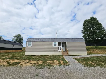 Quaint Cabin - 8 minutes from Ark Encounter!!Country setting, near town!!