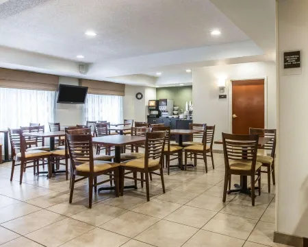 Sleep Inn & Suites Queensbury - Lake George Отели рядом с достопримечательностью «Зона отдыха Герни Лейн»
