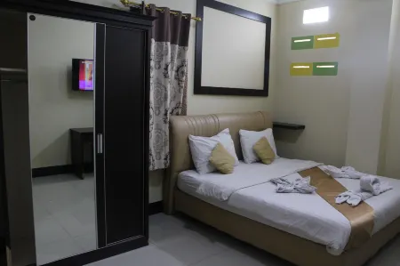 Fallinda Hotel Cibinong Отели в г. Сибинонг