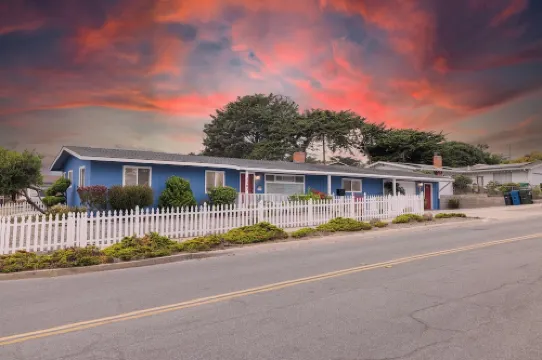 Spacious 4-bedroom house in delightful Marina with WiFi