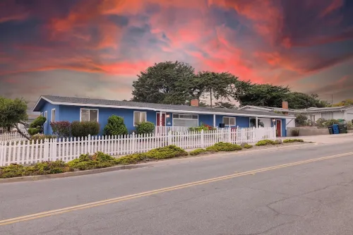 Spacious 4-bedroom house in delightful Marina with WiFi